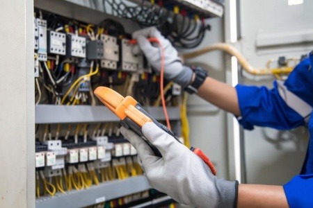 Les travaux d'électricité générale essentiels pour sécuriser votre maison